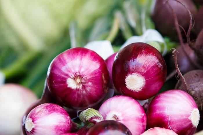 An image of an onion, suggesting considerations about its potential hazards and toxicity for cats' health