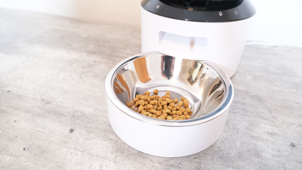 Close up feeder operating